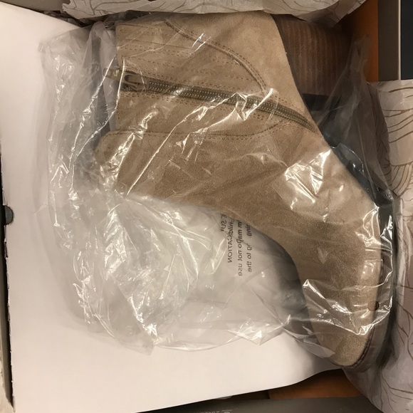 NWT Crown Vintage Cindy Bootie - Picture 6 of 6